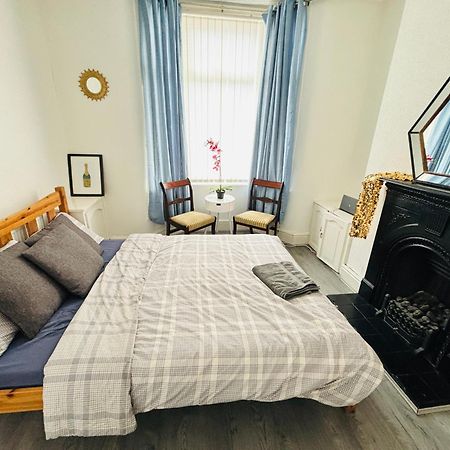 Entire 3 Bedroom House- Free Parking Liverpool Eksteriør bilde