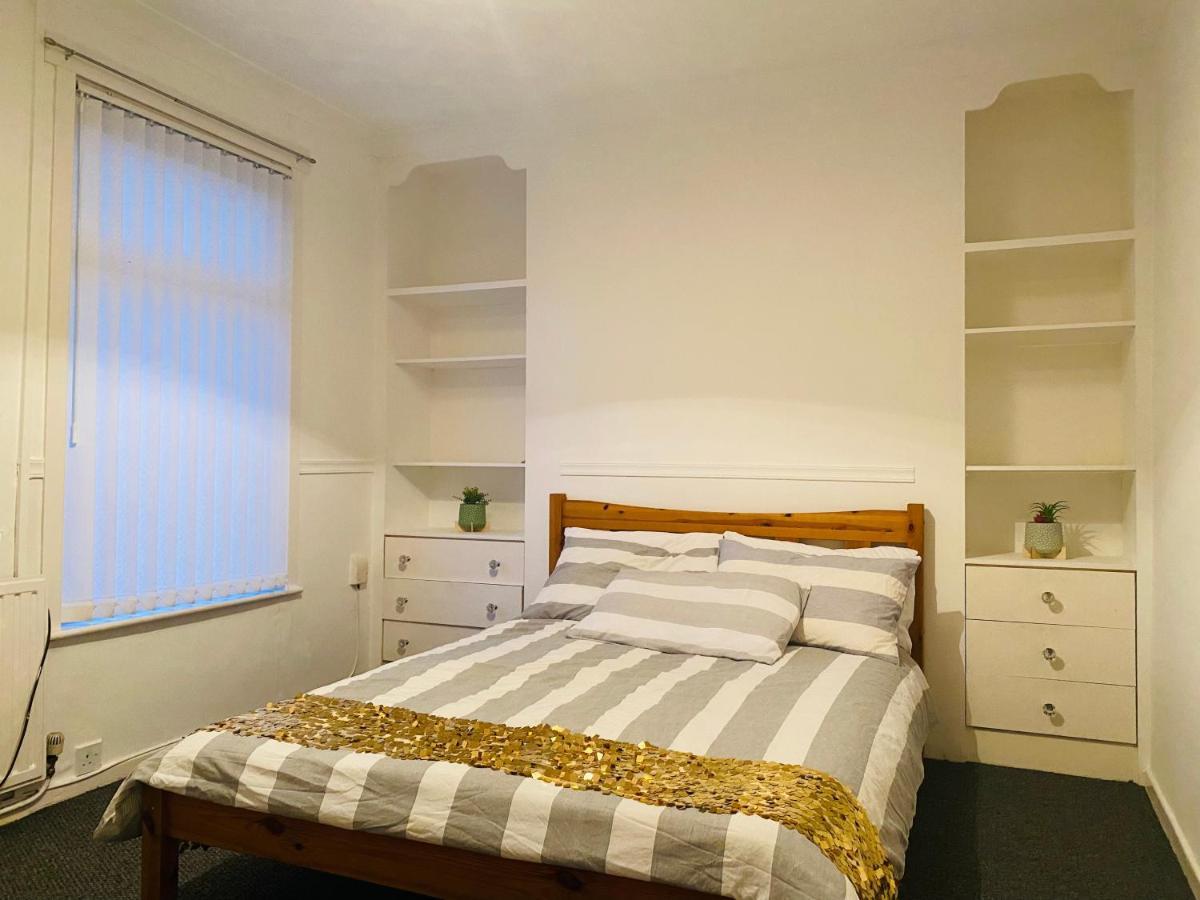 Entire 3 Bedroom House- Free Parking Liverpool Eksteriør bilde