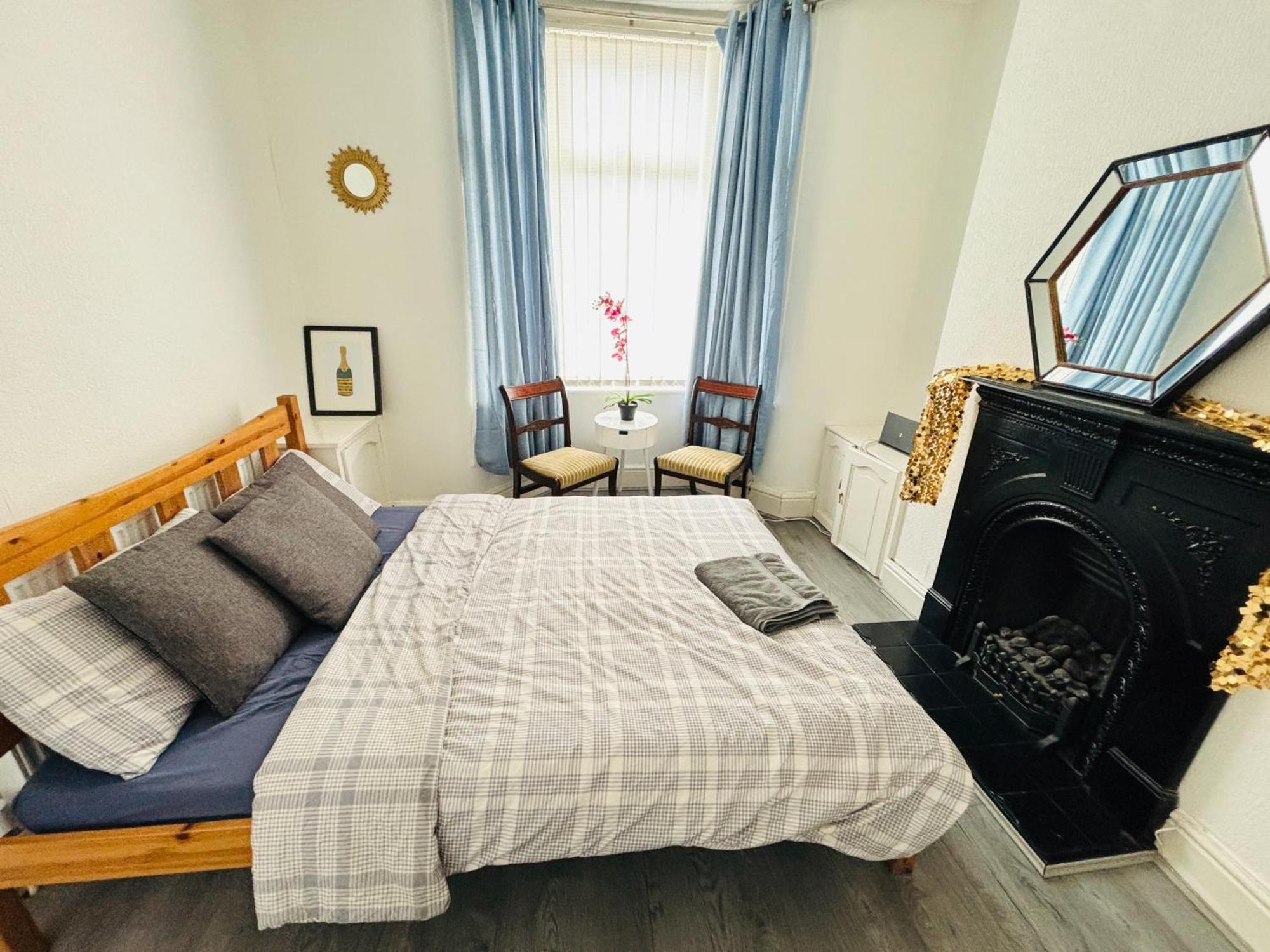 Entire 3 Bedroom House- Free Parking Liverpool Eksteriør bilde